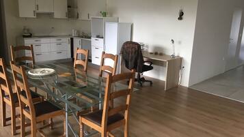 Refrigerador, parrilla de estufa y utensilios de cocina