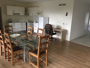 Kylskåp, spishäll och grytor/köksredskap