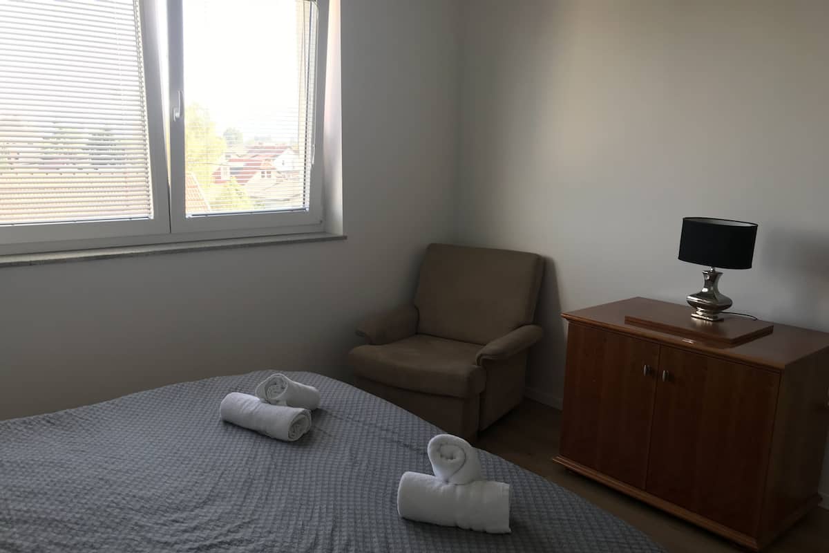 Deluxe kamer, privébadkamer | Een bureau, een laptopwerkplek, geluiddichte muren, gratis wifi