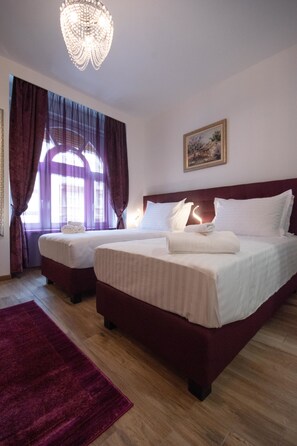 Deluxe-værelse til 3 personer - privat badeværelse (Room 1) | 1 soveværelse, minibar, pengeskab på værelset, skrivebord