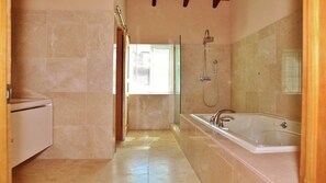 Secador de cabelo, toalhas de banho, sabonete, shampoo