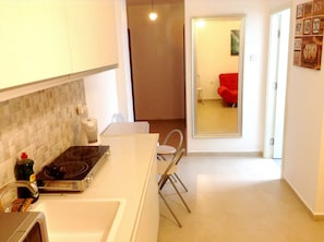 Apartamento Confort, 1 habitación | Cocina básica privada | Frigorífico, microondas, placa de cocina y utensilios de cocina