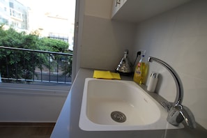 Apartamento familiar, 1 habitación | Cocina privada | Frigorífico, microondas, placa de cocina y utensilios de cocina