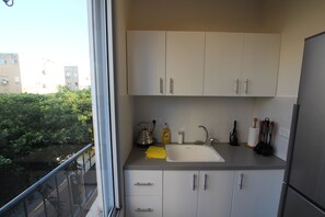 Family Apartment, 1 Bedroom | Private kitchenette | Fridge, microwave, stovetop, cookware/dishes/utensils - Arendalzrail Apartments - Balfour St. 61 (Bat Yam)