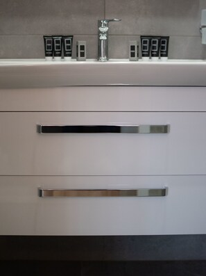Deluxe-Doppelzimmer, eigenes Bad (Room 3) | Badezimmer | Dusche, Hydromassagedusche, kostenlose Toilettenartikel, Haartrockner
