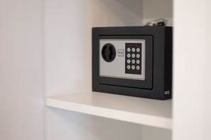 Safe - Center Luxury Rooms 3 (Split)