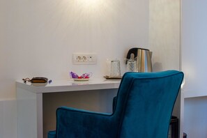 Kolmen hengen deluxe-huone, oma kylpyhuone (Room 6) | Oleskelualue | Taulutelevisio