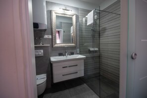 Kolmen hengen deluxe-huone, oma kylpyhuone (Room 6) | Kylpyhuone | Suihku, hierova suihkupää, ilmaiset hygieniatuotteet, hiustenkuivaaja