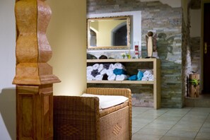 Shower, towels - Hotel Wiesenegg (Aurach bei Kitzbuehel)