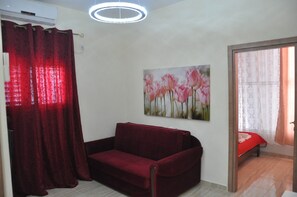 Departamento básico | Sala de estar | Televisión de pantalla plana 