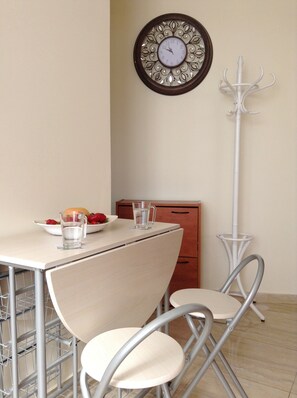 Standard Apartment | In-room dining