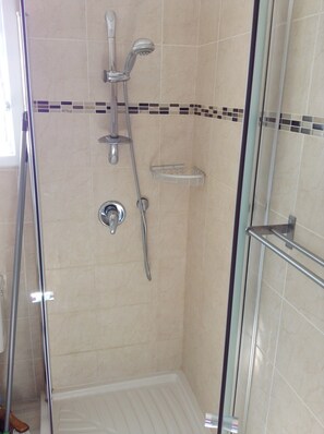 Bathroom shower - Arendalzrail Apartments - Bar Shaul St. 6 (Bat Yam)
