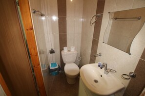 Huoneisto, 1 makuuhuone | Kylpyhuone | Suihku, pyyhkeet