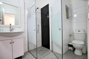 Standard-Apartment, 1 Schlafzimmer, Stadtblick | Badezimmer | Dusche, Handtücher