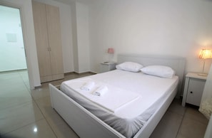 Appartement familial, 2 chambres, non-fumeur | Bureau, accès au Wi-Fi (inclus), literie fournie