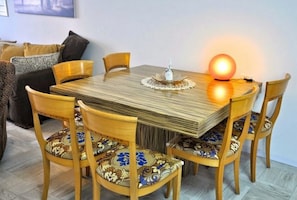 Familie appartement, 3 slaapkamers | Dineren op de kamer