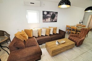 Familienapartment, 3 Schlafzimmer | Wohnzimmer | Flachbildfernseher