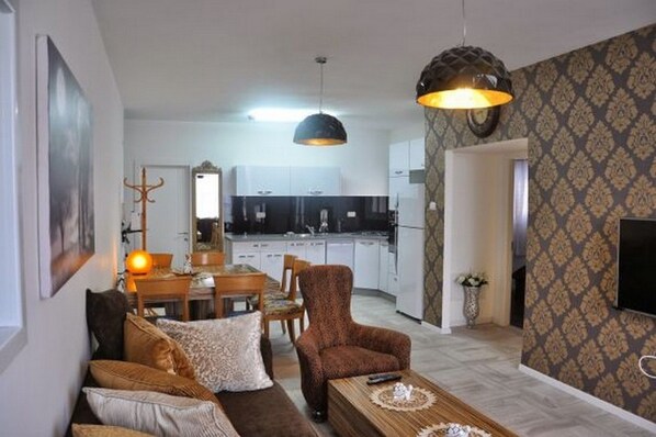 Appartement familial, 3 chambres | Salle de séjour | Téléviseur à écran plat