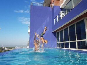 Utendørsbasseng og solsenger