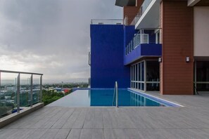Outdoor pool, open 8:00 AM to 10:00 PM, sun loungers - Ultra Luxury Apartment at  20 South (Kingston)