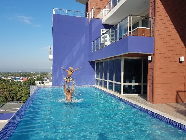 Utendørsbasseng og solsenger