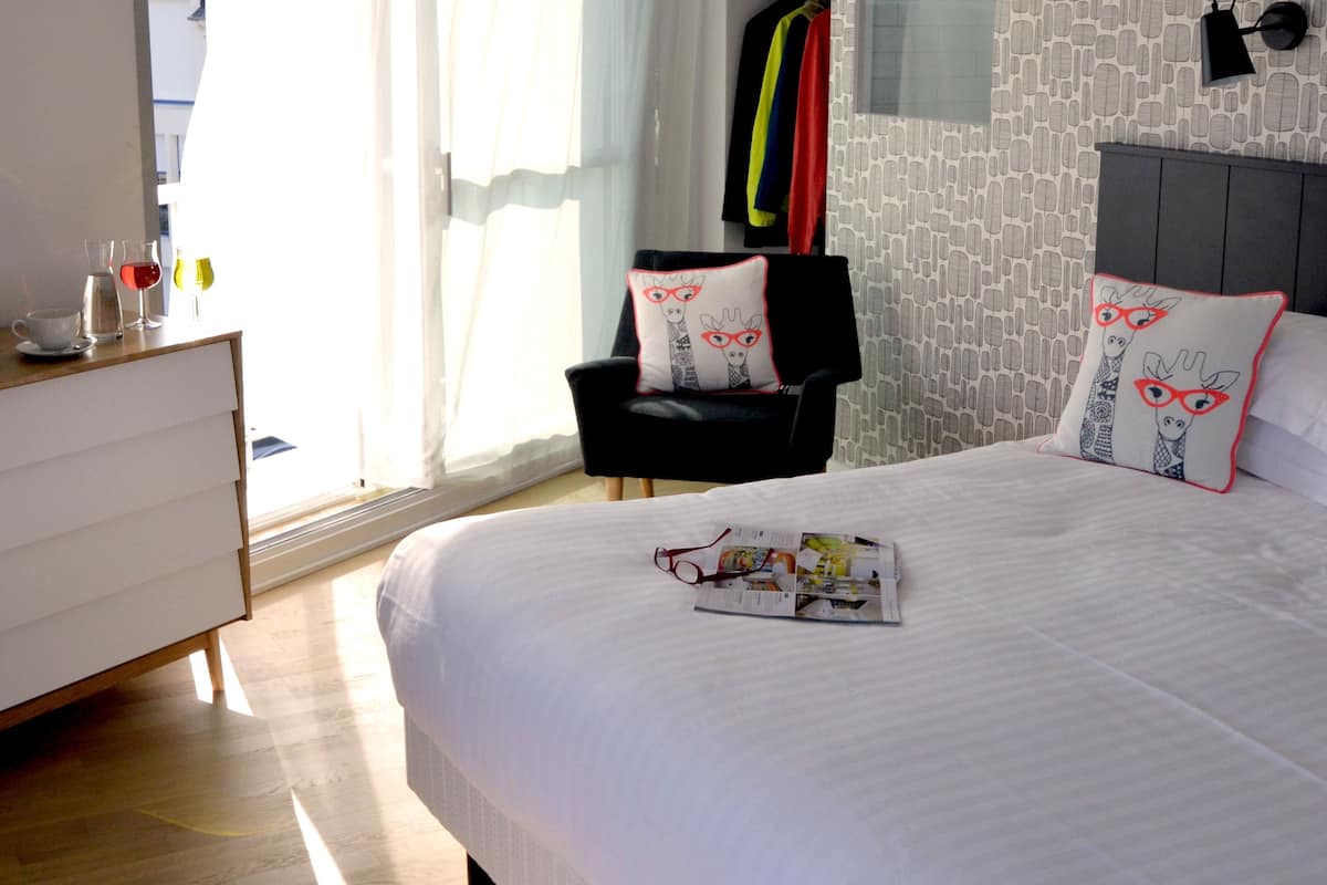 deluxe double room, harbour view | desk, free cots/infant beds, free wifi, bed sheets