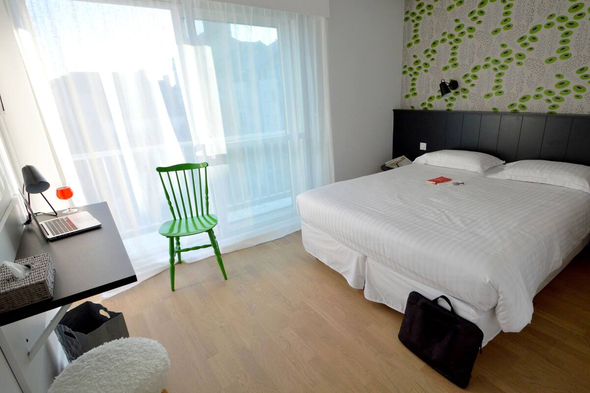 Superior tweepersoonskamer | Een bureau, gratis babybedden, gratis wifi, beddengoed
