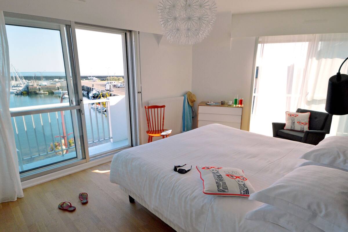 Een bureau, gratis babybedden, gratis wifi, beddengoed