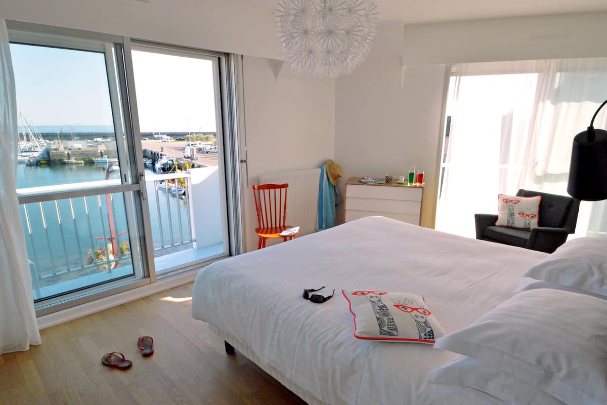 Escritorio, cunas gratuitas, wifi gratis y ropa de cama