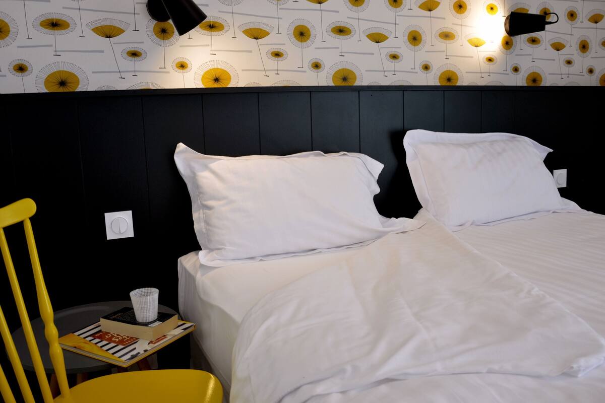 Een bureau, gratis babybedden, gratis wifi, beddengoed