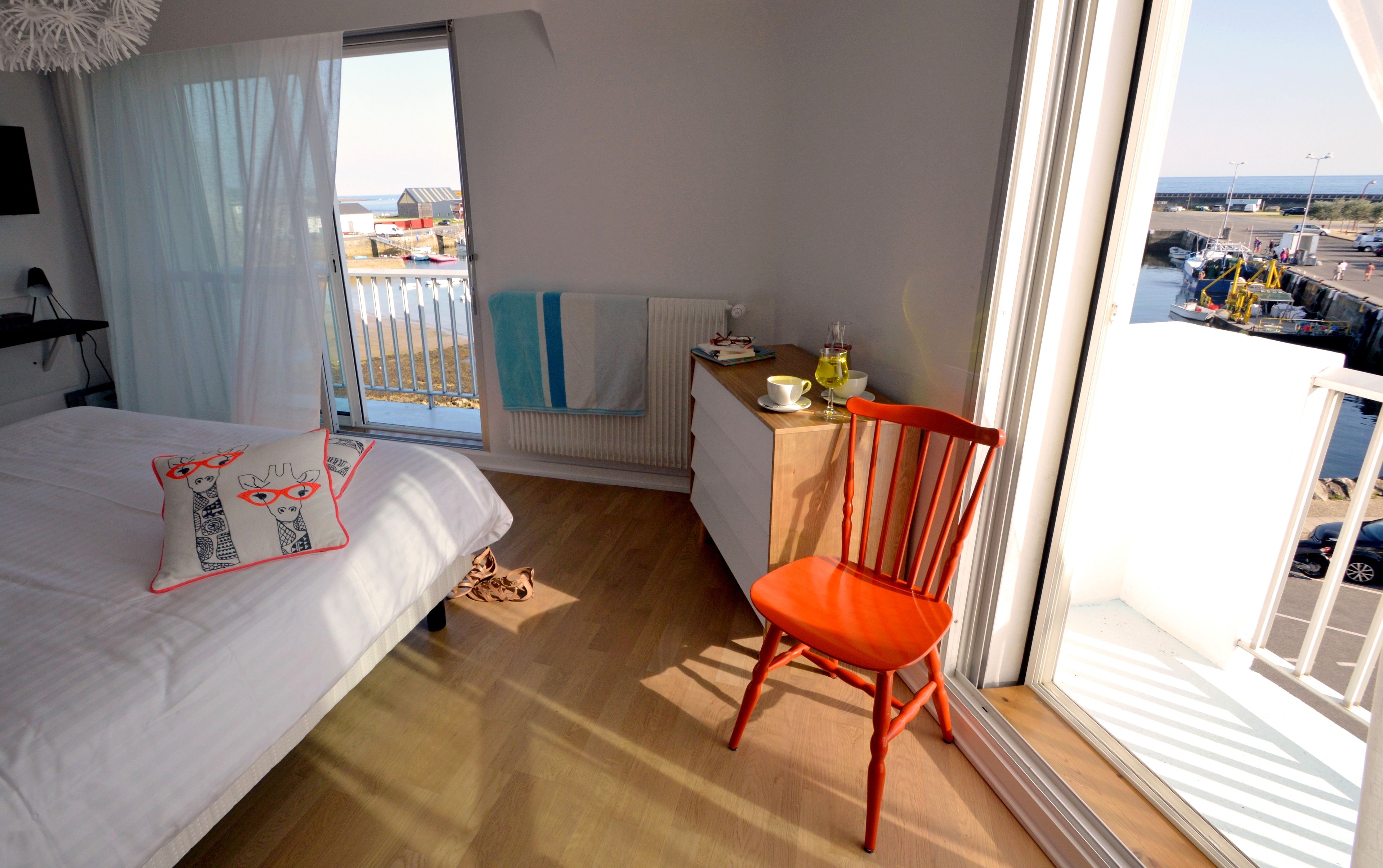 desk, free cots/infant beds, free wifi, bed sheets