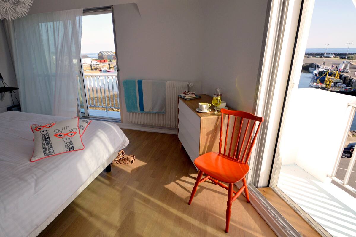 desk, free cots/infant beds, free wifi, bed sheets