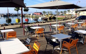 Lunch, dinner served; seafood, sea views  - Hotel du Port (Plobannalec-Lesconil)