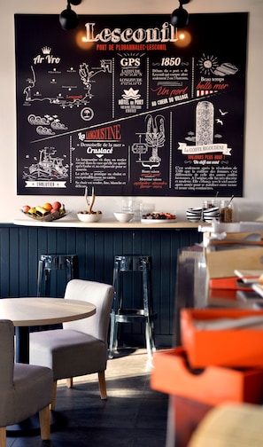 Daily buffet breakfast for a fee - Hotel du Port (Plobannalec-Lesconil)