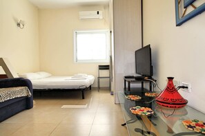 Classic Apartment | Living area | 32-inch flat-screen TV with cable channels, TV - Arendalzrail Apartments Rothschild St.33 (Bat Yam)