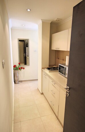 Classic Apartment | Private kitchen - Arendalzrail Apartments Rothschild St.33 (Bat Yam)