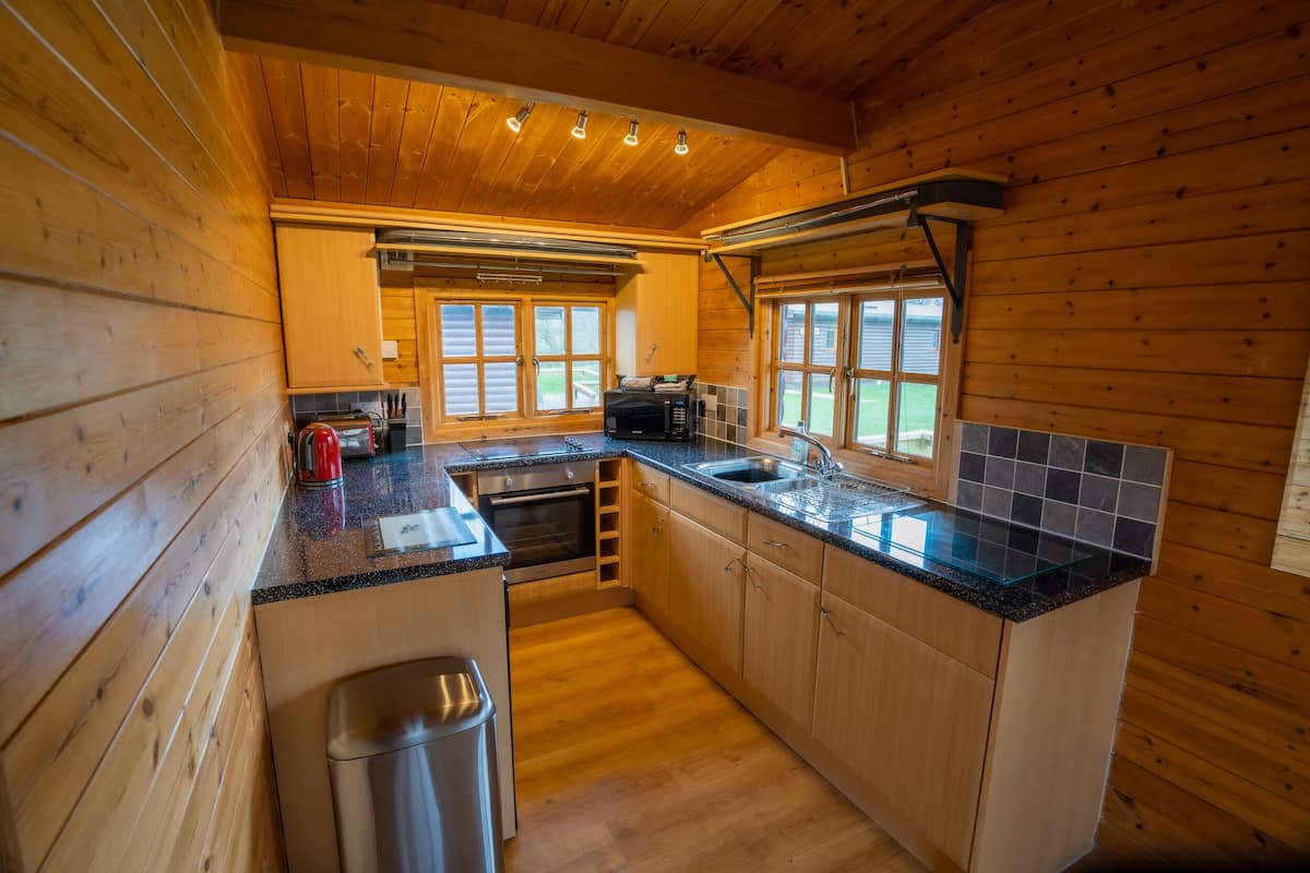 Chalet rustique | Cuisine privée | Réfrigérateur grande capacité avec congélateur, surface de cuisson