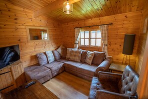 Badgers Rest Log Cabin | Living area