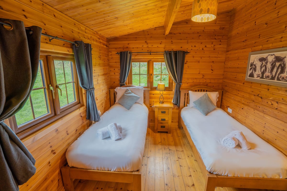1 chambre, décor unique, ameublement unique
