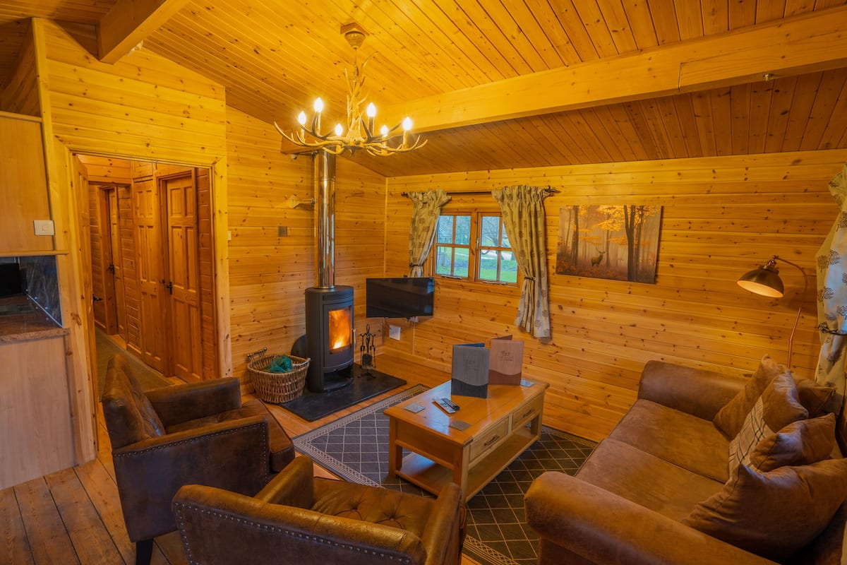 Chalet rustique | Aire de séjour | Téléviseur à écran plat
