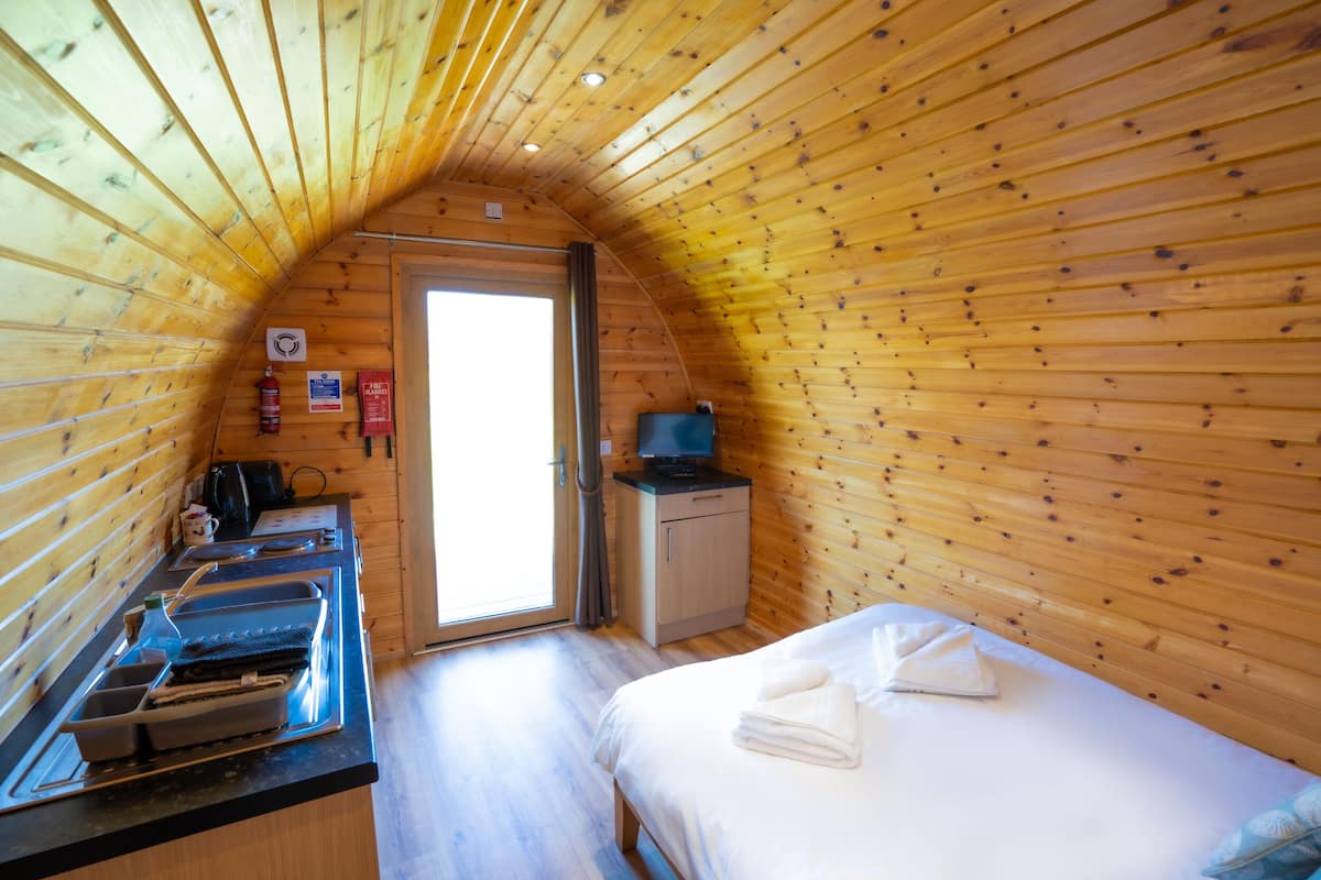 1 chambre, décor unique, ameublement unique