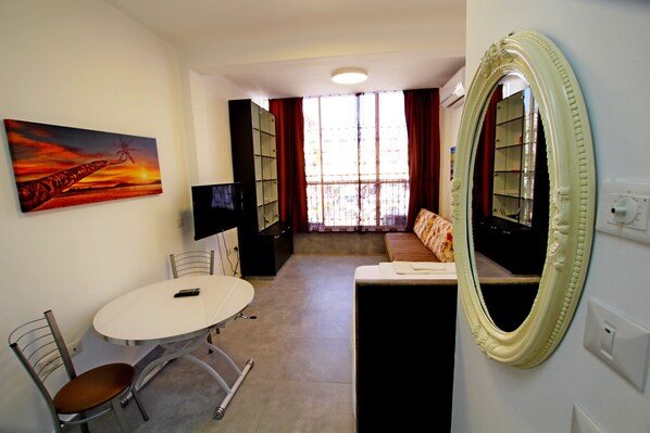 Economy Studio, 1 Double Bed with Sofa bed | Free WiFi, bed sheets