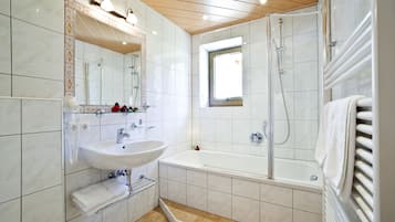 Quarto casal | Banheiro | Secador de cabelo, toalhas de banho, papel higiênico