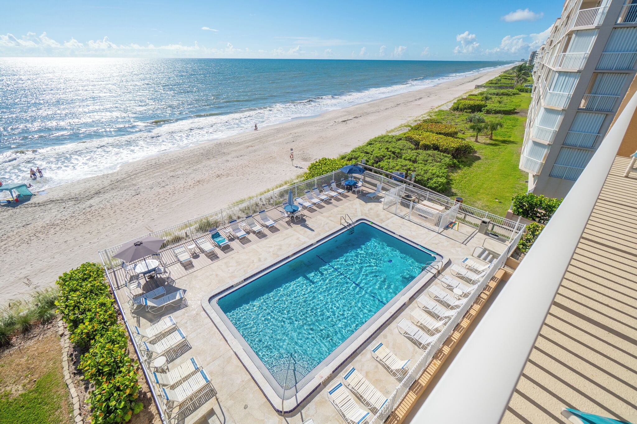 Ein Pool auf dem Dach mit Blick auf Strand und Meer.