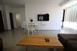 Family Apartment, 2 Bedrooms, City View | Living room
