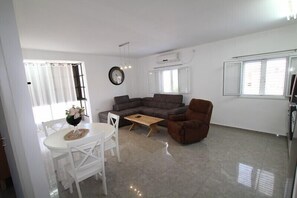 Departamento familiar, 2 habitaciones, vista a la ciudad | Sala de estar | Televisión de pantalla plana 