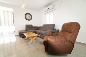 Appartement Familial, 2 chambres, vue ville | Salle de séjour | Télévision à écran plat