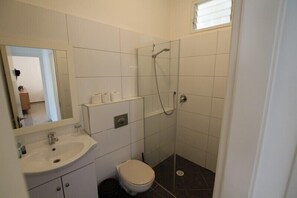 Appartement Familial, 2 chambres, vue ville | Salle de bain | Douche, serviettes fournies