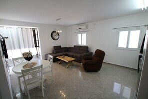 Departamento familiar, 2 habitaciones, vista a la ciudad | Sala de estar | Televisión de pantalla plana 
