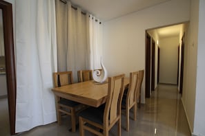 Family Apartment, 3 Bedrooms | In-room dining